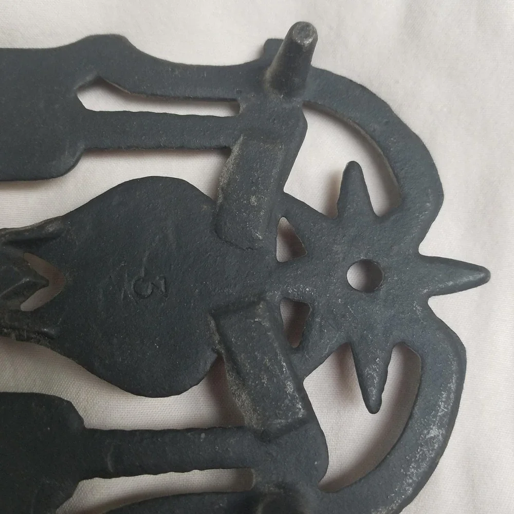 Vintage‎ Wilton Cast Iron Trivet doves brooms Kitchen Décor Wall Hanging